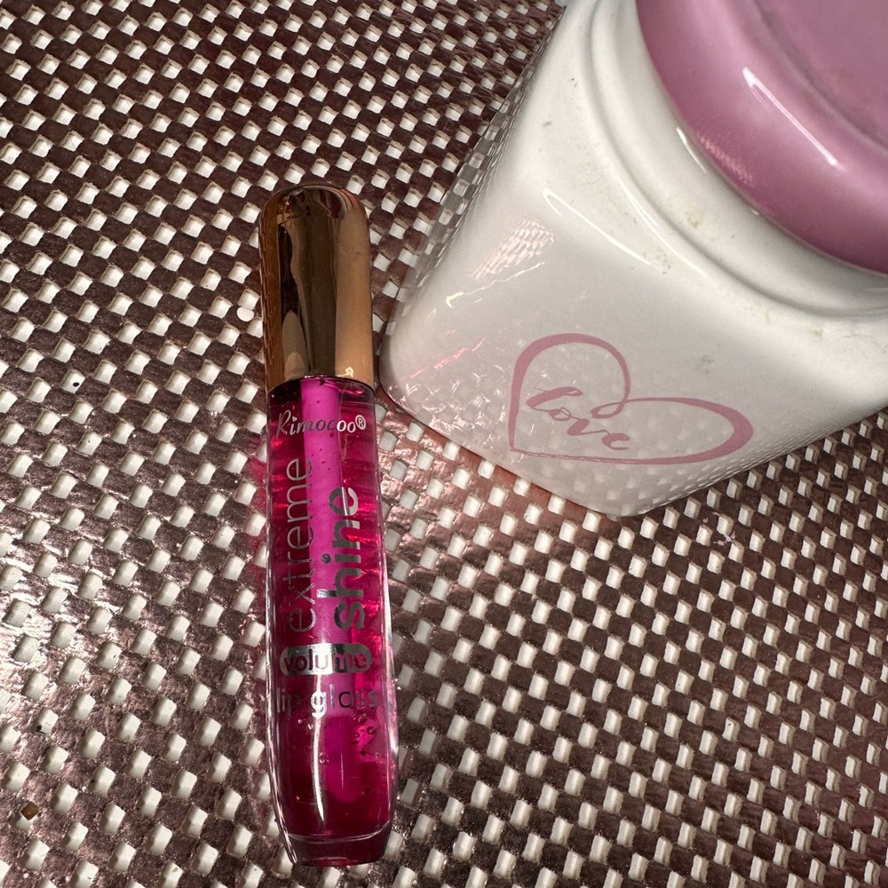 Color changing lip gloss